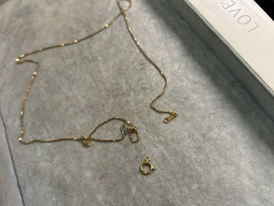 金具が分離したゴールドネックレスの全体写真