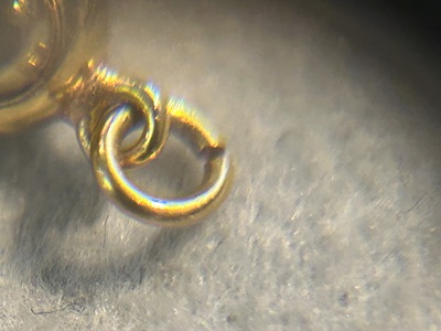 変形してしまった引き輪とチェーンの接続部のクローズアップ