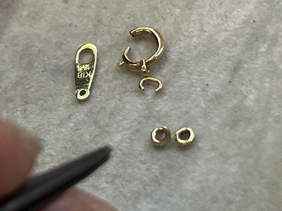 新しく用意した少し太めの丸環と引き輪パーツの作業風景