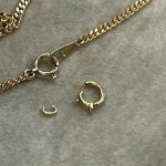 修理が完了し、美しく輝きを取り戻したネックレスの全体写真