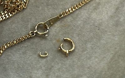 修理が完了し、美しく輝きを取り戻したネックレスの全体写真