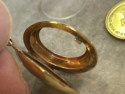 ロケット内側の縁や受け部分を別角度から確認している拡大写真