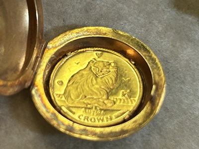 外れたコインをロケット内部に合わせて収まりを確認している写真