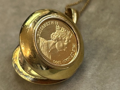 コインが正面に納まったゴールドロケットの修理途中写真