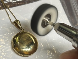 ゴールドロケット表面を研磨して磨いている作業写真