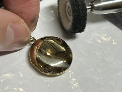 艶が戻ったゴールドロケット表面をさらに仕上げている写真