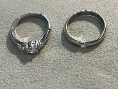 サイズ直し前の結婚指輪と婚約指輪を並べた写真