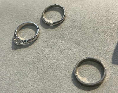 結婚指輪と婚約指輪を別角度から並べたサイズ直し前の写真