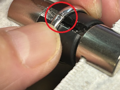 指輪サイズ直しのためリングを開く準備をしている工程写真
