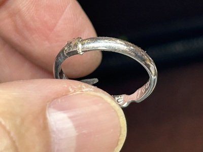 サイズ直し途中の婚約指輪を手に持って確認している写真