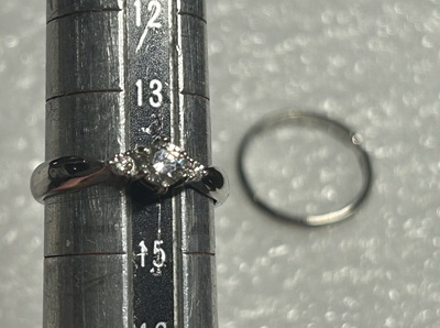 婚約指輪を14号方向へサイズ確認している写真