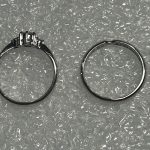 サイズ直し完了後の結婚指輪と婚約指輪を並べた写真