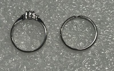 サイズ直し完了後の結婚指輪と婚約指輪を並べた写真