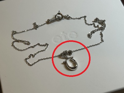 トップまわりの絡まり箇所を赤丸で示したネックレスの写真