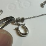 工具を使って絡まったチェーンを慎重にほどいている作業写真