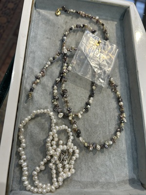 切れてしまった2本の天然石ネックレスとパーツが入った袋