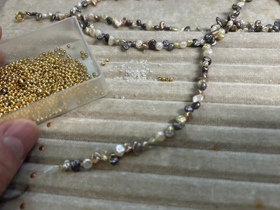 黒い石のネックレスの切れた部分