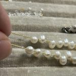 透明な石のネックレスの仕上げ作業