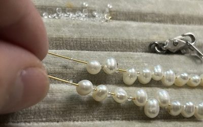 透明な石のネックレスの仕上げ作業