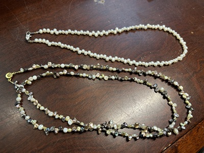 修理が完了し美しく並んだ2本のネックレス