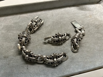 ブレスレットを分解した状態。コマが外れ、留め具部分と分離している。