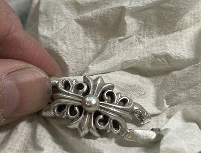 取り外したフルールドリスモチーフのシルバーコマパーツのアップ。