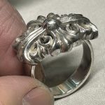 完成したシルバーリメイクリング。フルールドリスのトップが力強く美しい側面の姿。