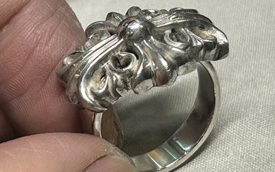 完成したシルバーリメイクリング。フルールドリスのトップが力強く美しい側面の姿。