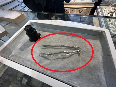 修理前の歪んだシルバーピアス