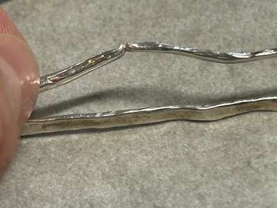 指で確認する修理箇所