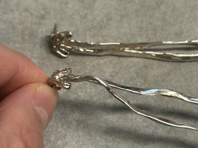 正常なピアスと修理が必要なピアスの比較