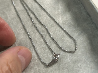 新しく用意したプラチナ製ボックスチェーンネックレス、スプリングリング留め具付きでトレイに広げた状態