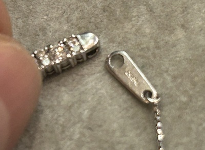 ダイヤモンドバーペンダント本体と新しく加工するPt刻印入りプラチナバチカンパーツが並んだ写真