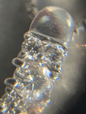 顕微鏡拡大写真、ペンダントのジョーバチカン構造の内部を拡大、チェーンが抜けない閉じた構造を確認