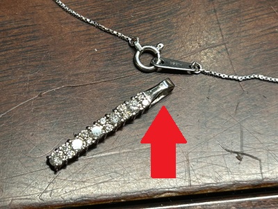 修理途中のダイヤモンドバーペンダントに新しい大型バチカンが取り付けられた状態、赤矢印で新バチカンを指示