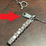 修理・加工完成後のプラチナダイヤモンドバーペンダントと新しいボックスチェーン、赤矢印が新バチカンを指示、旧スプリングリングが分離して置かれている