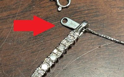 修理・加工完成後のプラチナダイヤモンドバーペンダントと新しいボックスチェーン、赤矢印が新バチカンを指示、旧スプリングリングが分離して置かれている