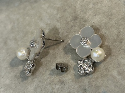 花モチーフ・パール・ダイヤモンドパヴェのシルバーピアス2個、正面と側面の比較。片方のポスト（芯）が折れている状態。