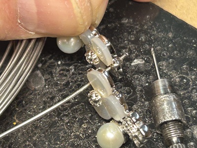 2個のピアスを並べてポスト固定・組み立て作業を同時進行している作業台の俯瞰写真