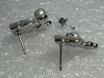 修理完成後のピアス2個の裏面、新しく交換されたピアスポスト（芯）が2本とも均一にしっかり固定されている