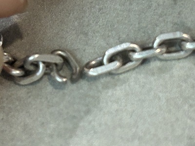 外れてしまったチェーン同士のつながりを別角度から見た写真