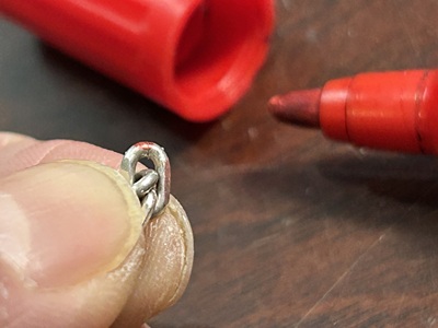 修理対象箇所を赤い印で示したシルバーチェーンの拡大写真