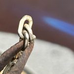 シルバーネックレスの接続部分を修理している作業写真