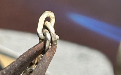 シルバーネックレスの接続部分を修理している作業写真