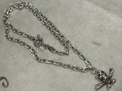 修理が完了して再び使えるようになったシルバーネックレス全体写真