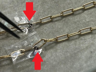 チェーンのカット位置をマーキングしている作業工程