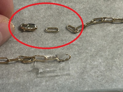 取り外されたパーツと再接続用の金具