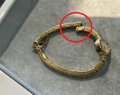 バンドの付け根が外れてしまったゴールドカラーのキラキラブレス腕時計
