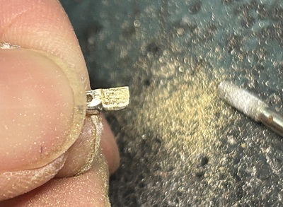 新しく削り出して製作した極小の金属パイプパーツ