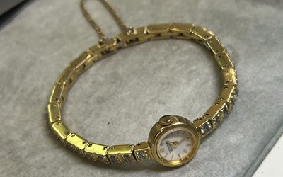 修理が完了し、元通りにバンドが繋がった腕時計の全体写真